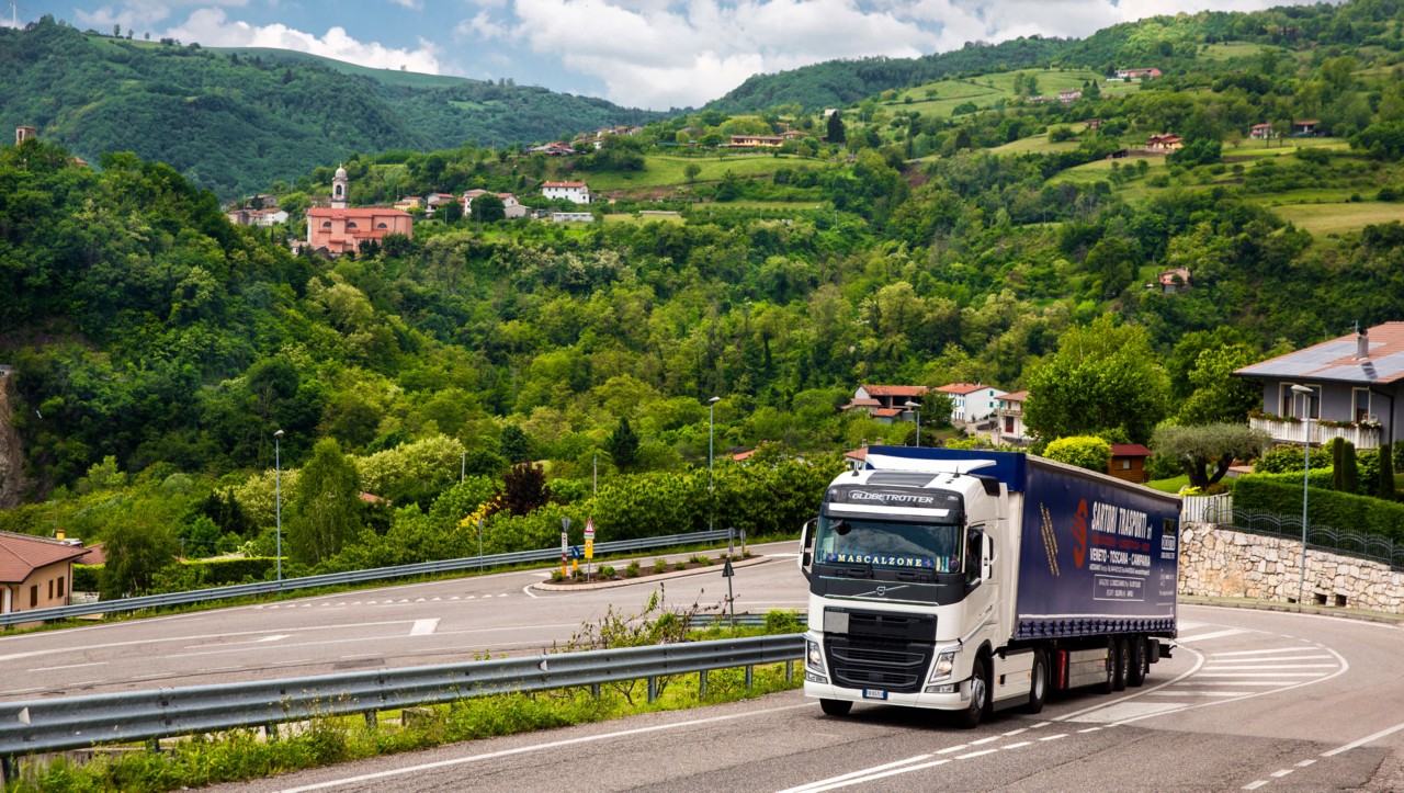 Sartori Trasporti has noticed considerable fuel savings using I-Shift Dual Clutch when driving in hilly areas. The Dual Clutch is at its best here because with the quick, nimble gear changes, engine speed is not lost.