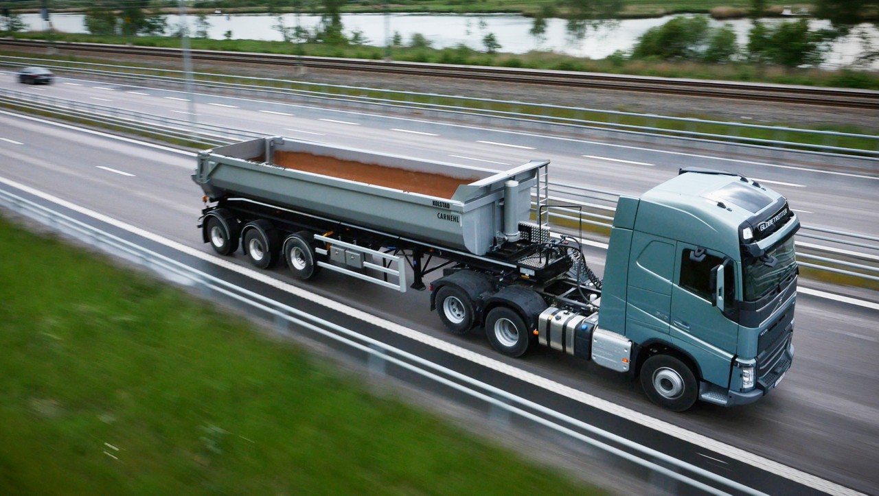 Volvo FH with lifted axle