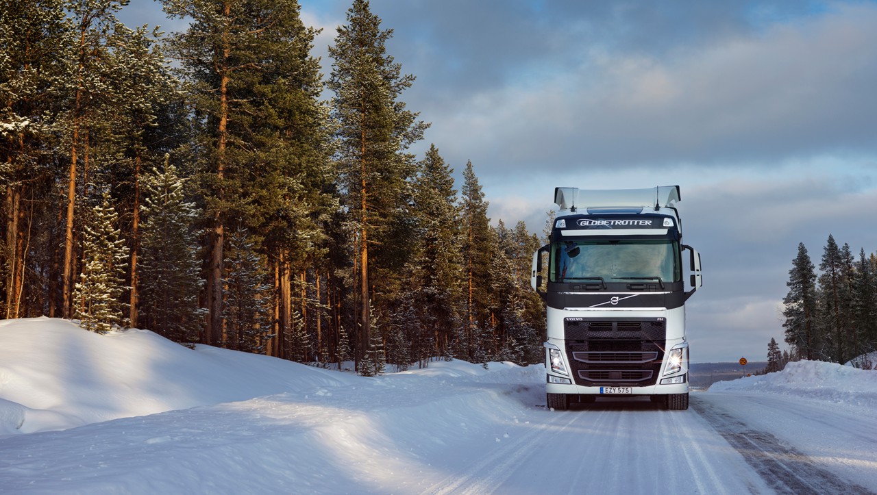 Volvo FH driving in snow